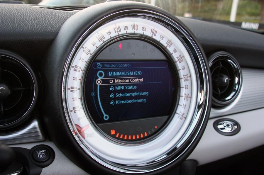  Mini Cooper S Cabrio 2012 года  (фото 27 из 51)